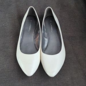 Size 10 white pointed-toe flats